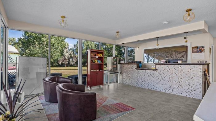 red arrow inn and suites