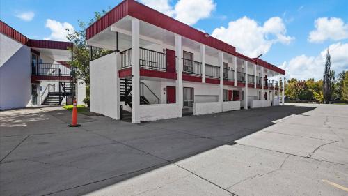 red arrow inn and suites