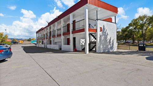 red arrow inn and suites