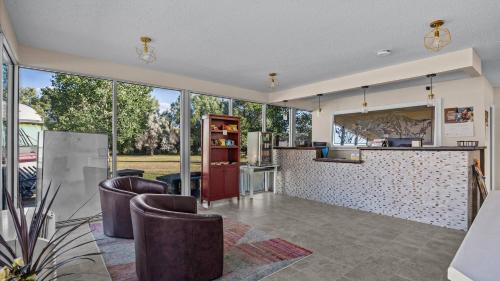 red arrow inn and suites