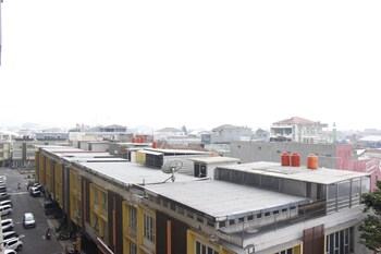 Minimalist 3Br Gateway Cicadas Ahmad Yani Apartment,,0 star