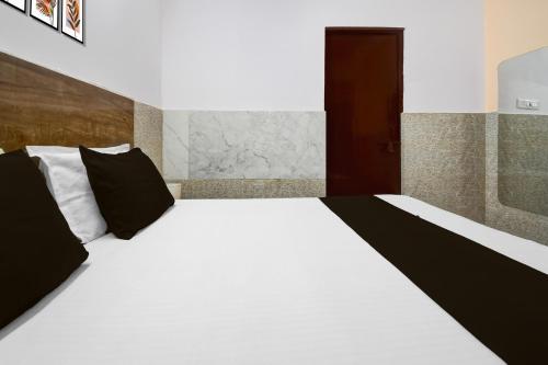 spot on 40914 metro club and guest house