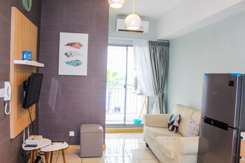spacious and cozy 2br m town apartment