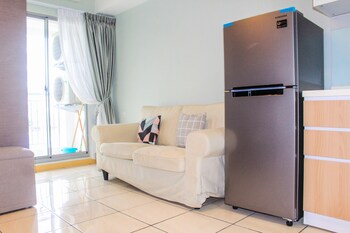 spacious and cozy 2br m town apartment
