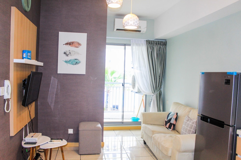 spacious and cozy 2br m town apartment