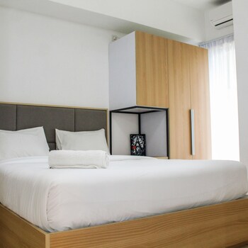 spacious and cozy 2br m town apartment