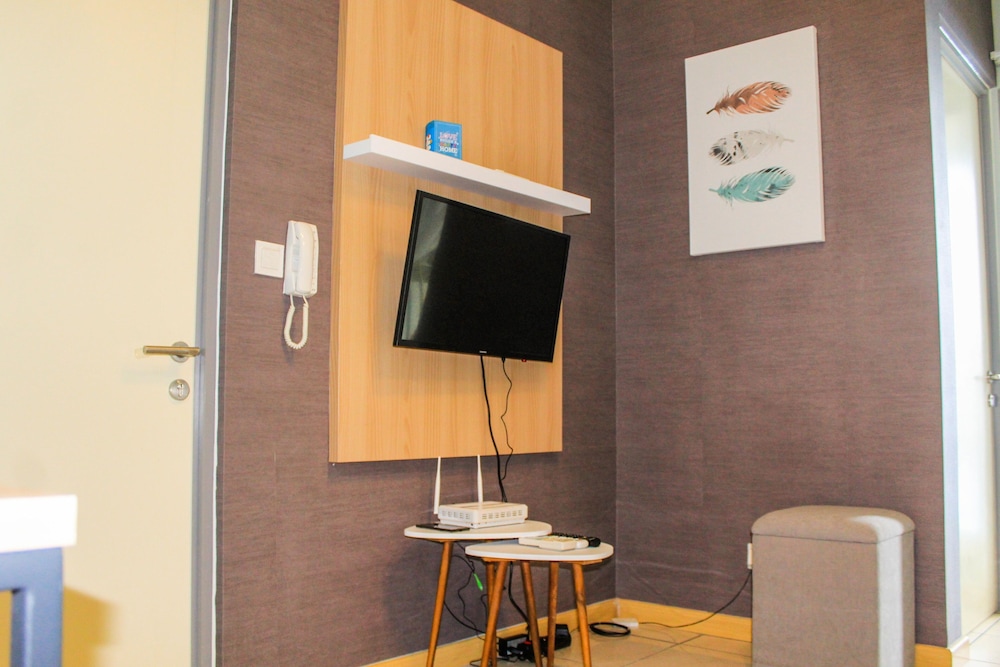 spacious and cozy 2br m town apartment