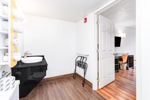 relax inn by oyo columbus oh i 70