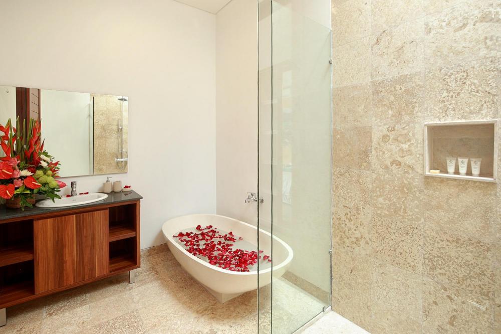 lucia villa seminyak beachside