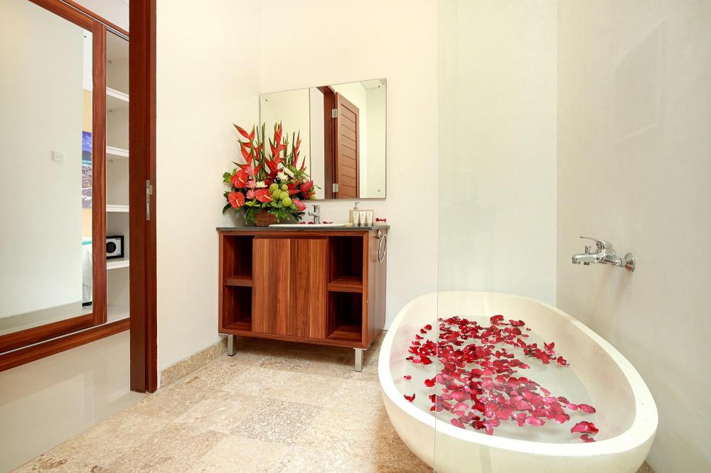 lucia villa seminyak beachside