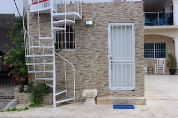 2 guests 1bed studio 3min to beach and main street