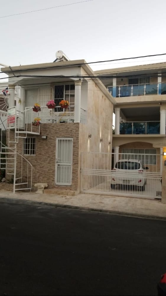 2 guests 1bed studio 3min to beach and main street