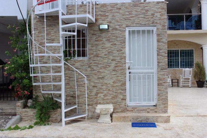 2 guests 1bed studio 3min to beach and main street