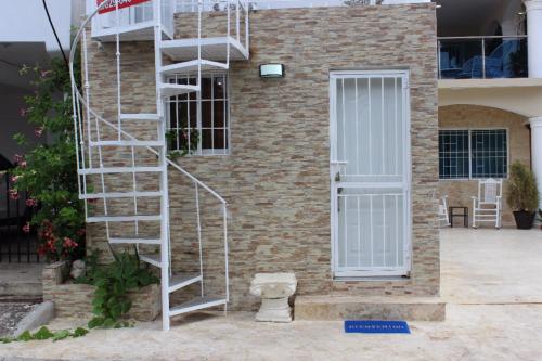 2 guests 1bed studio 3min to beach and main street