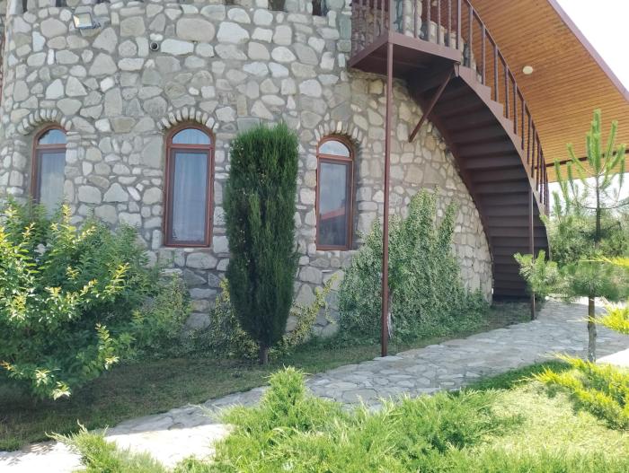 chateau tetri bairagebi white flags
