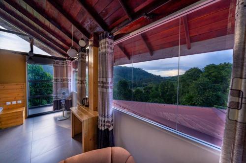 3 arch resort ella