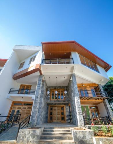 3 arch resort ella