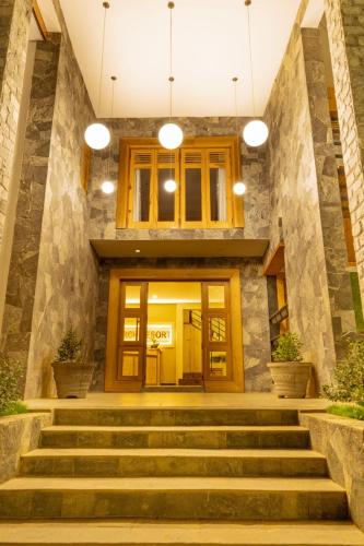 3 arch resort ella