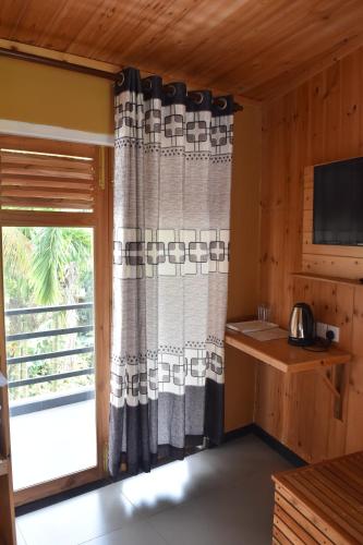 3 arch resort ella