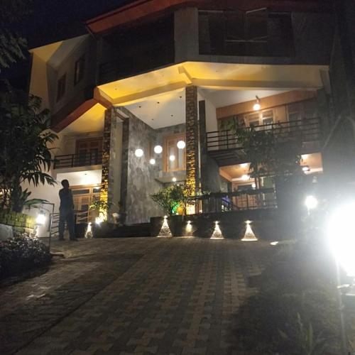 3 arch resort ella