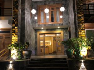 3 arch resort ella