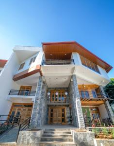 3 arch resort ella