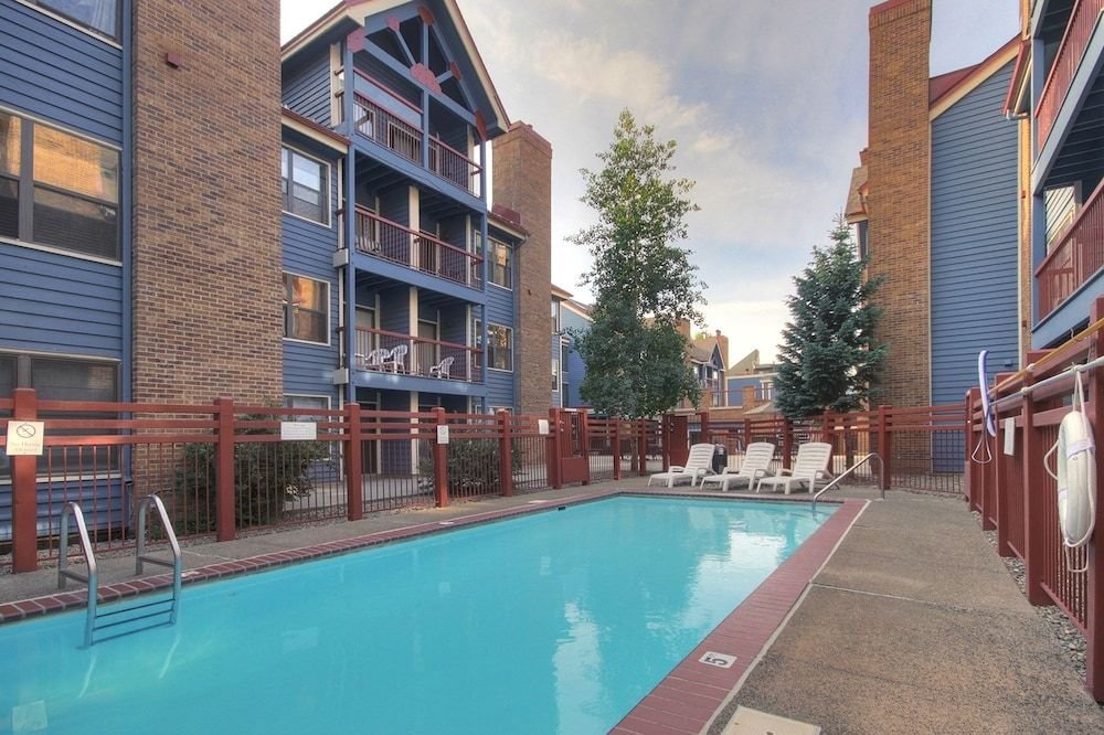 river mnt lodge e302