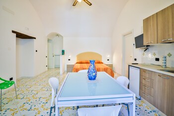 della monica rooms