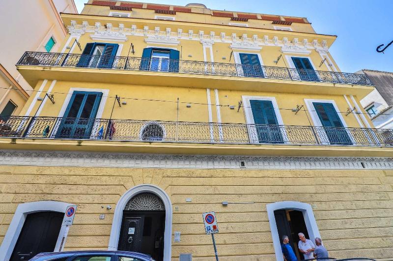 della monica rooms