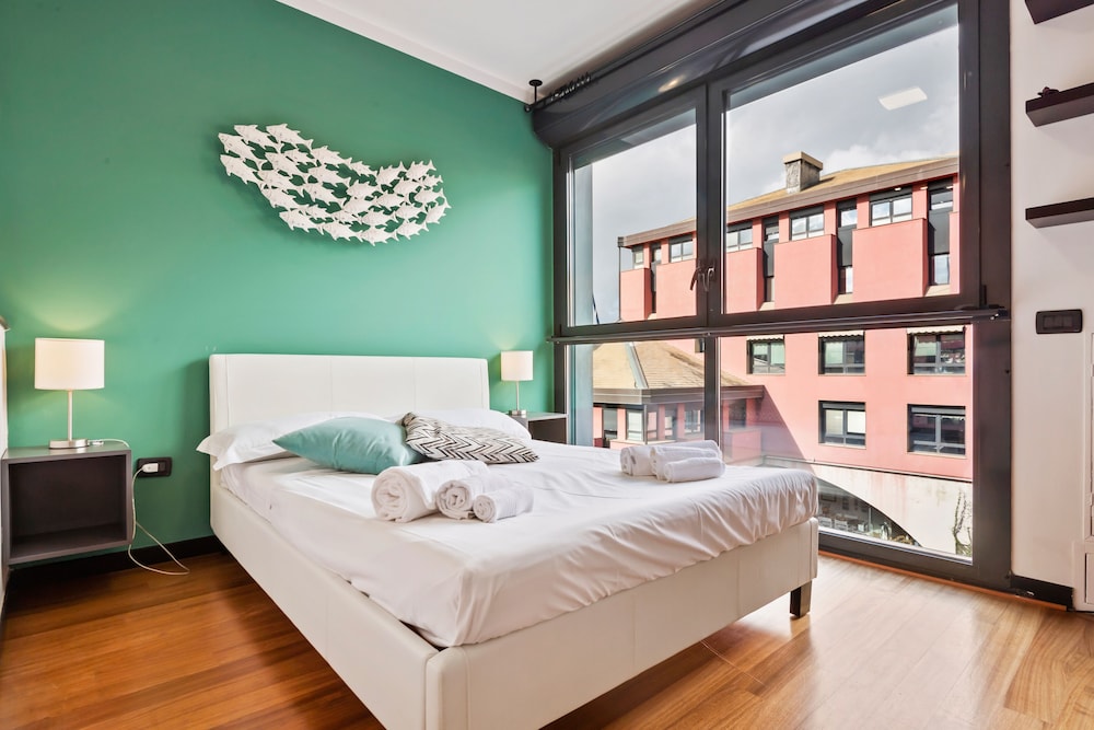 porto antico and aquarium flat