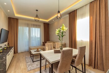 luxury apartments queen