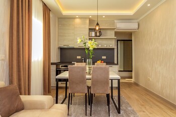 luxury apartments queen