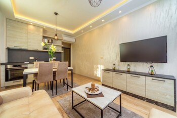 luxury apartments queen
