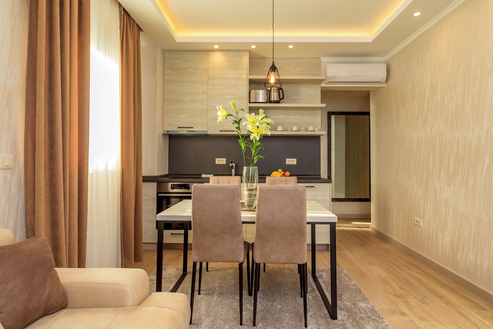 luxury apartments queen