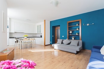 family lake apartment by rent all como