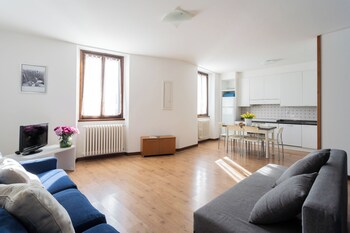 family lake apartment by rent all como