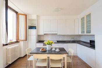 family lake apartment by rent all como