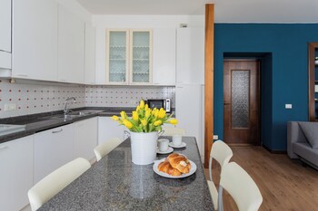 family lake apartment by rent all como