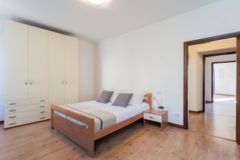family lake apartment by rent all como