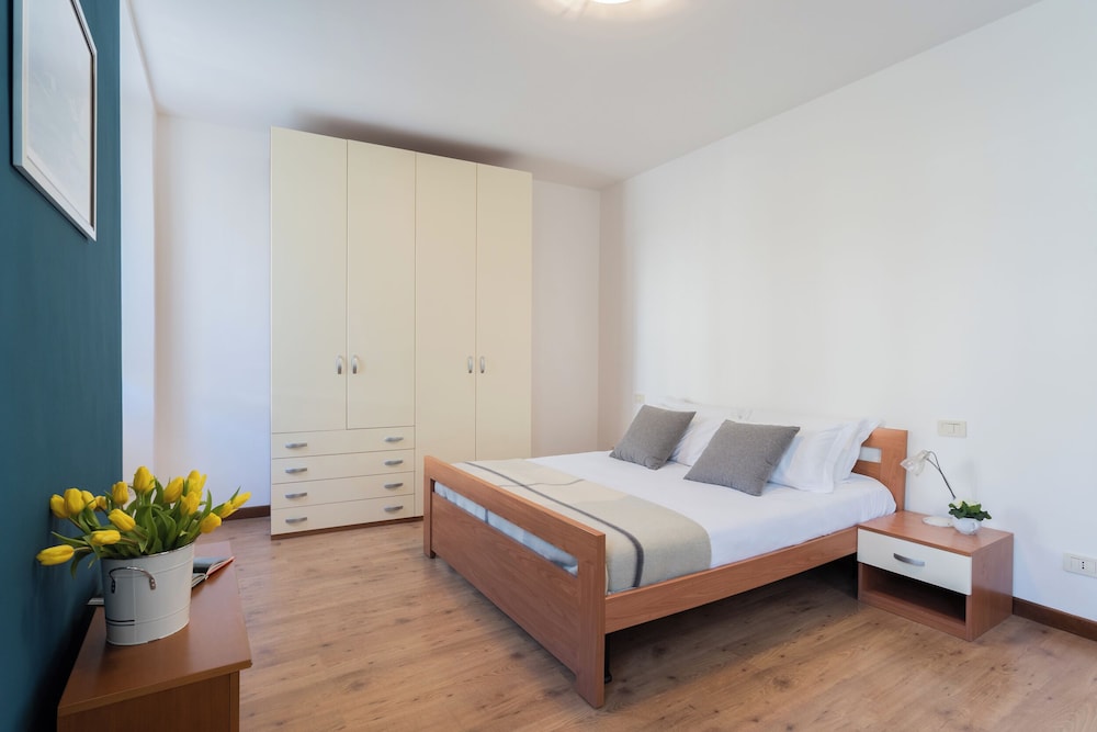 family lake apartment by rent all como