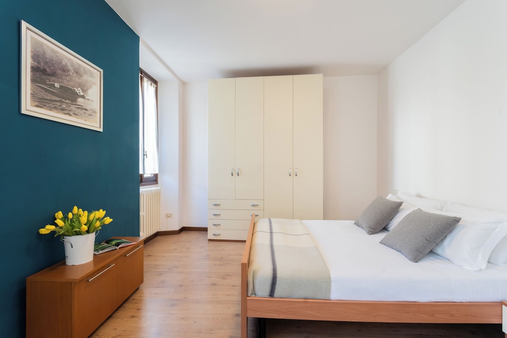 family lake apartment by rent all como