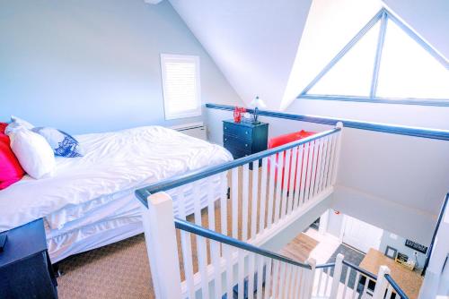 gorgeous loft in the heart of blue mountain