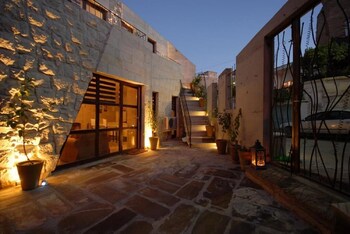 king apart by travellers