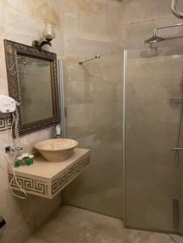 king apart by travellers