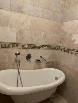 king apart by travellers