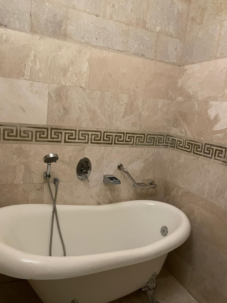 king apart by travellers