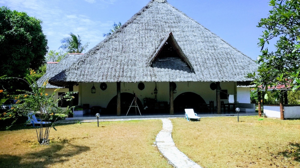 travellers paradise diani hostel