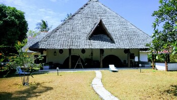 travellers paradise diani hostel