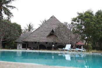travellers paradise diani hostel