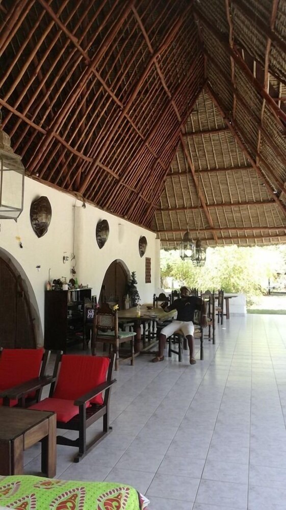 travellers paradise diani hostel